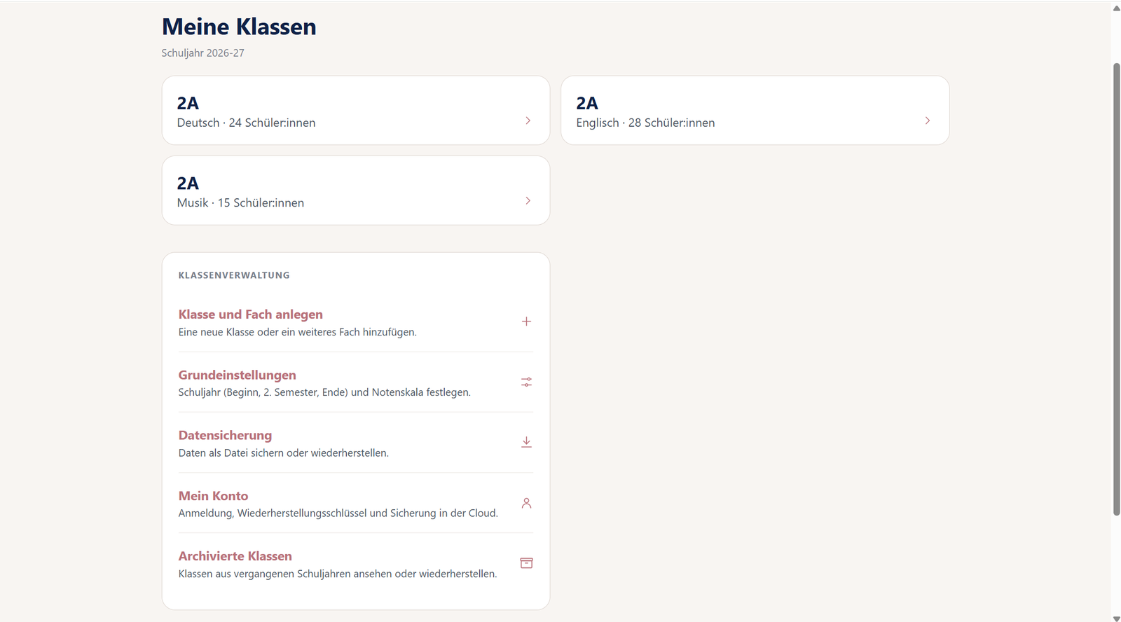 Die Startseite „Meine Klassen“ im Schuljahr 2026-27 mit derselben Klasse 2A in Deutsch, Englisch und Musik. Darunter die Klassenverwaltung: Klasse und Fach anlegen, Grundeinstellungen, Datensicherung, Konto und archivierte Klassen.